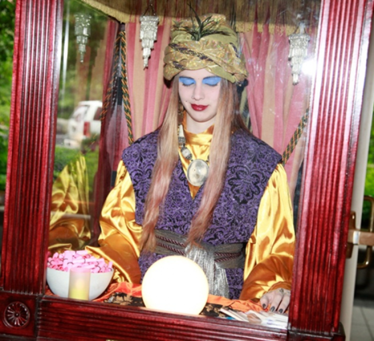 Zoltar Living Statue