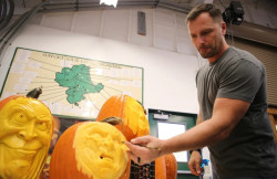 Live Pumpkin Sculptor